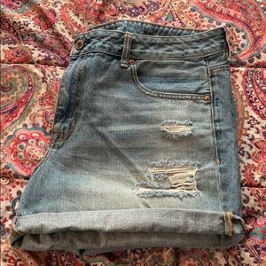 AE lightwash Jean shorts!